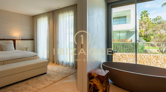 Appartement double unique, luxueux et moderne, composé d'un penthouse et d'un appartement de plain-pied de luxe, à vendre à Ibiza. RÉSERVÉ.