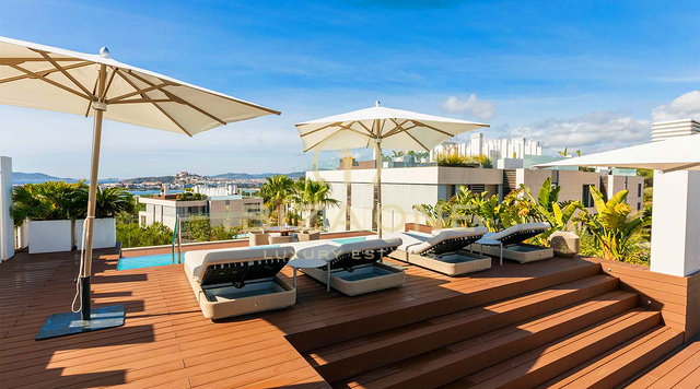 Appartement double unique, luxueux et moderne, composé d'un penthouse et d'un appartement de plain-pied de luxe, à vendre à Ibiza. RÉSERVÉ.