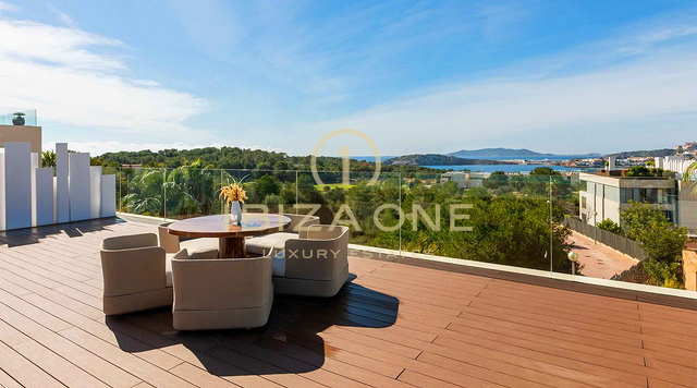 Appartement double unique, luxueux et moderne, composé d'un penthouse et d'un appartement de plain-pied de luxe, à vendre à Ibiza. RÉSERVÉ.