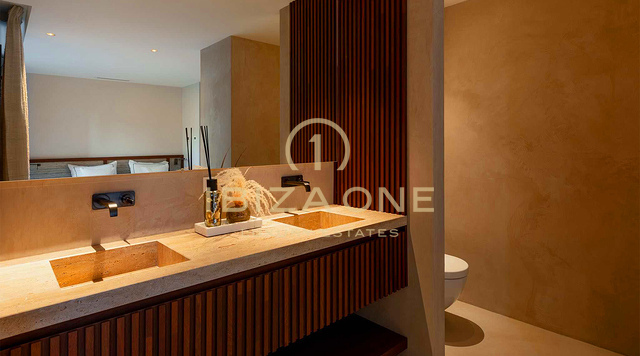 Appartement double unique, luxueux et moderne, composé d'un penthouse et d'un appartement de plain-pied de luxe, à vendre à Ibiza. RÉSERVÉ.