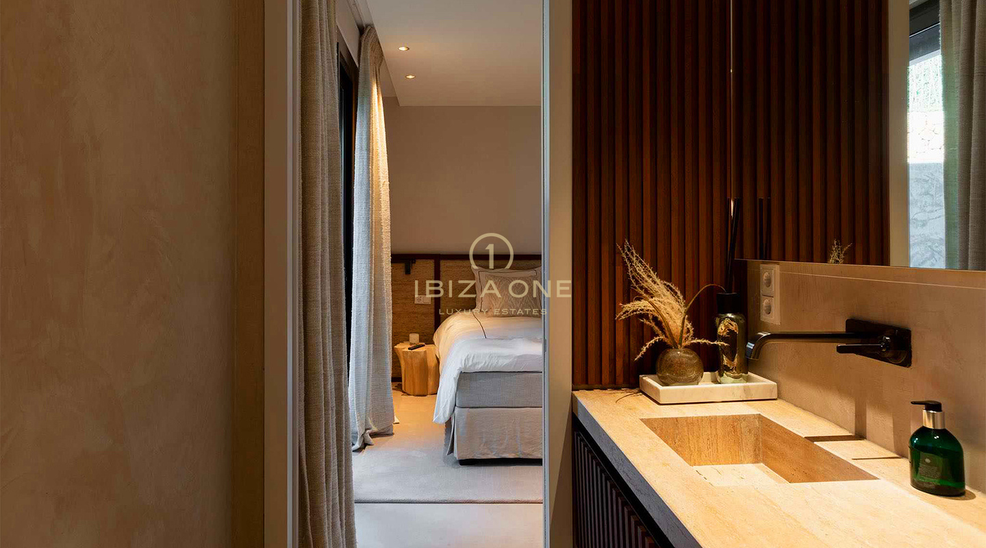Appartement double unique, luxueux et moderne, composé d'un penthouse et d'un appartement de plain-pied de luxe, à vendre à Ibiza. RÉSERVÉ.