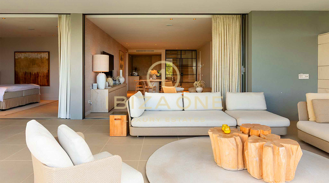Appartement double unique, luxueux et moderne, composé d'un penthouse et d'un appartement de plain-pied de luxe, à vendre à Ibiza. RÉSERVÉ.