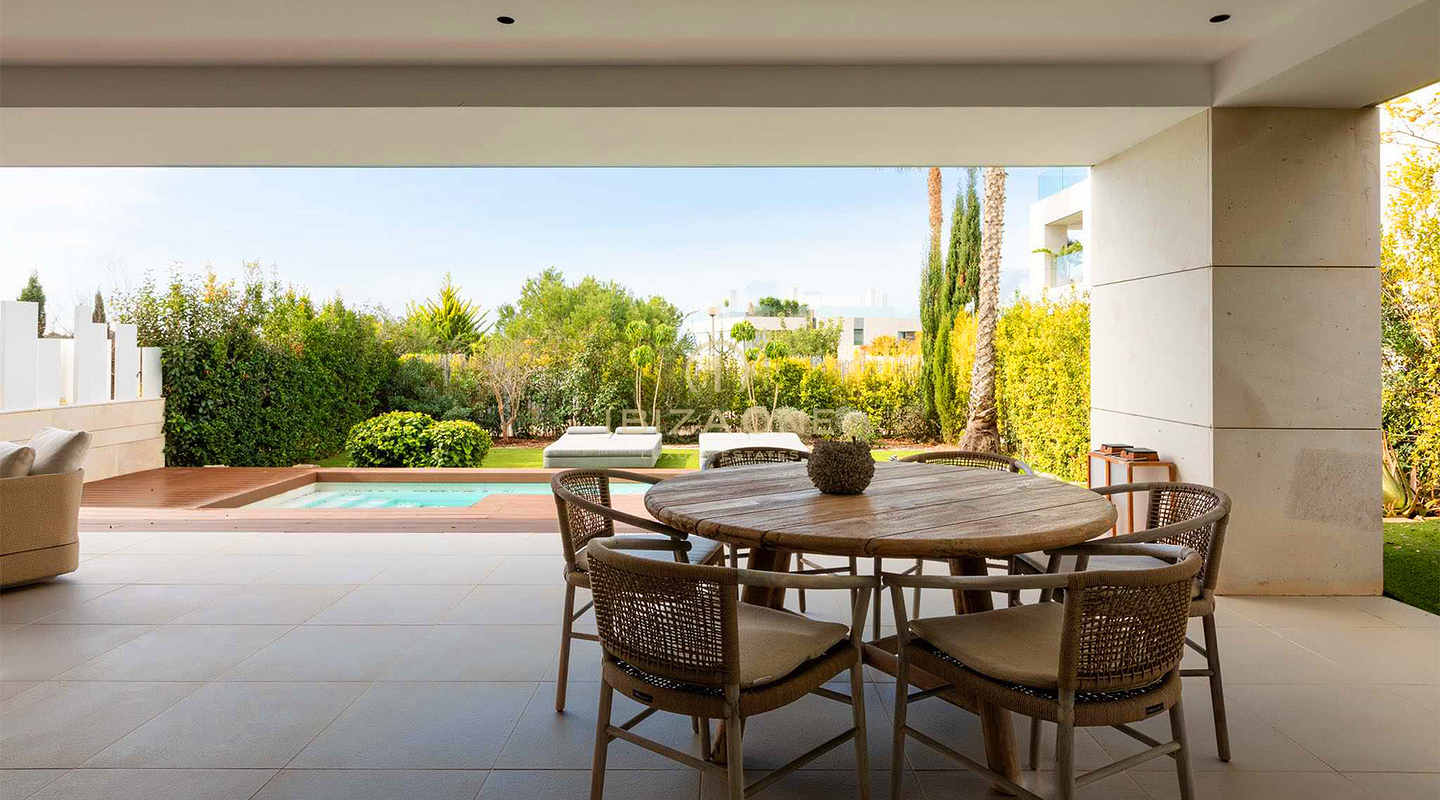 Appartement double unique, luxueux et moderne, composé d'un penthouse et d'un appartement de plain-pied de luxe, à vendre à Ibiza. RÉSERVÉ.