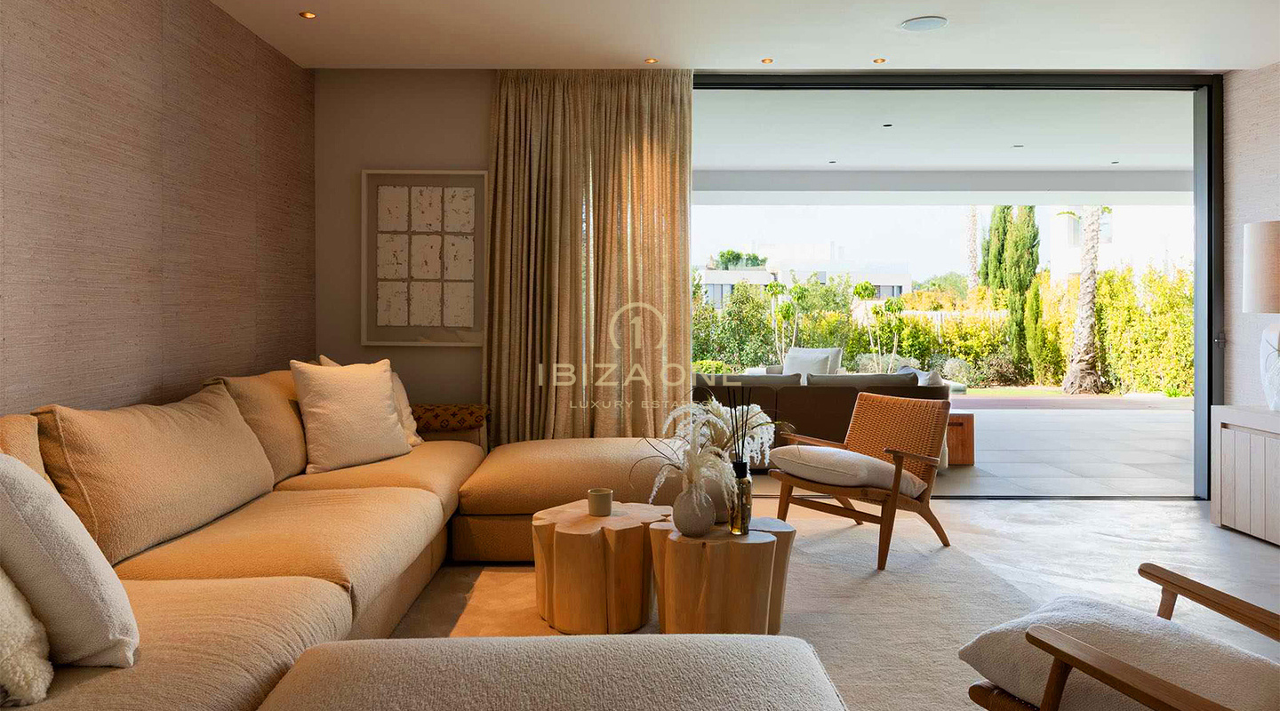 Appartement double unique, luxueux et moderne, composé d'un penthouse et d'un appartement de plain-pied de luxe, à vendre à Ibiza. RÉSERVÉ.