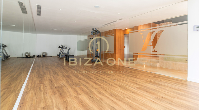 Appartement double unique, luxueux et moderne, composé d'un penthouse et d'un appartement de plain-pied de luxe, à vendre à Ibiza. RÉSERVÉ.