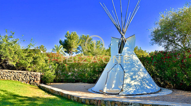 Authentieke luxe Blakstad Finca met ongeëvenaarde privacy en toeristische verhuurvergunning te koop, Ibiza