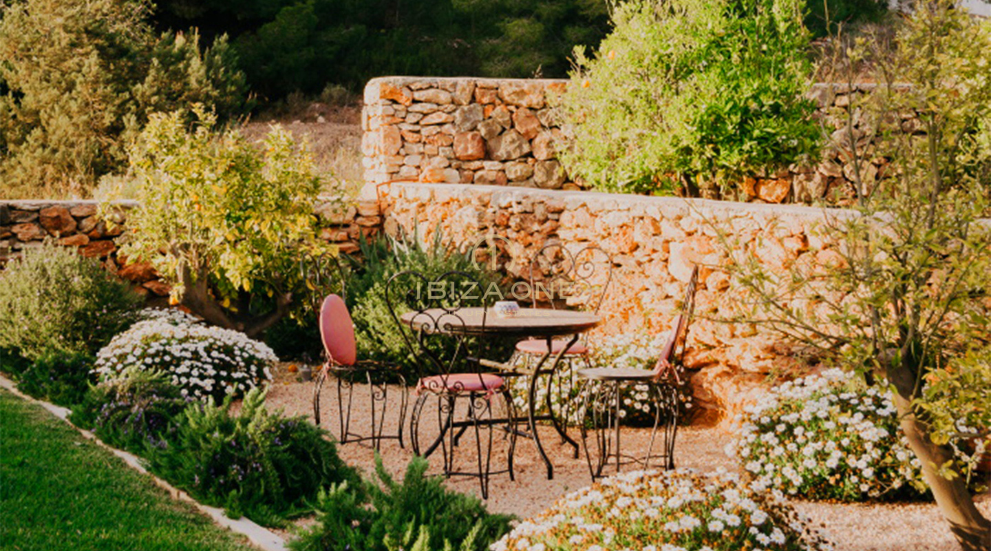 Authentische Luxus-Blakstad-Finca mit unübertroffener Privatsphäre und touristischer Vermietungslizenz zu verkaufen, Ibiza