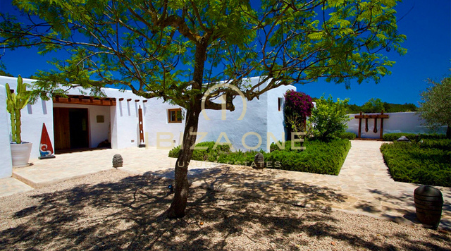 Authentische Luxus-Blakstad-Finca mit unübertroffener Privatsphäre und touristischer Vermietungslizenz zu verkaufen, Ibiza