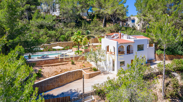 Villa di lusso recentemente ristrutturata con grande piscina e bella vista sulla valle e sul mare in vendita, Ibiza