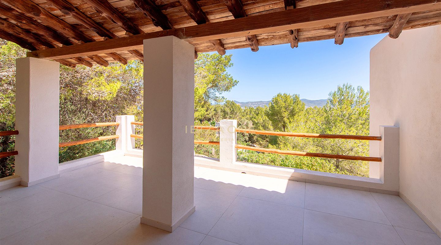 Villa di lusso recentemente ristrutturata con grande piscina e bella vista sulla valle e sul mare in vendita, Ibiza