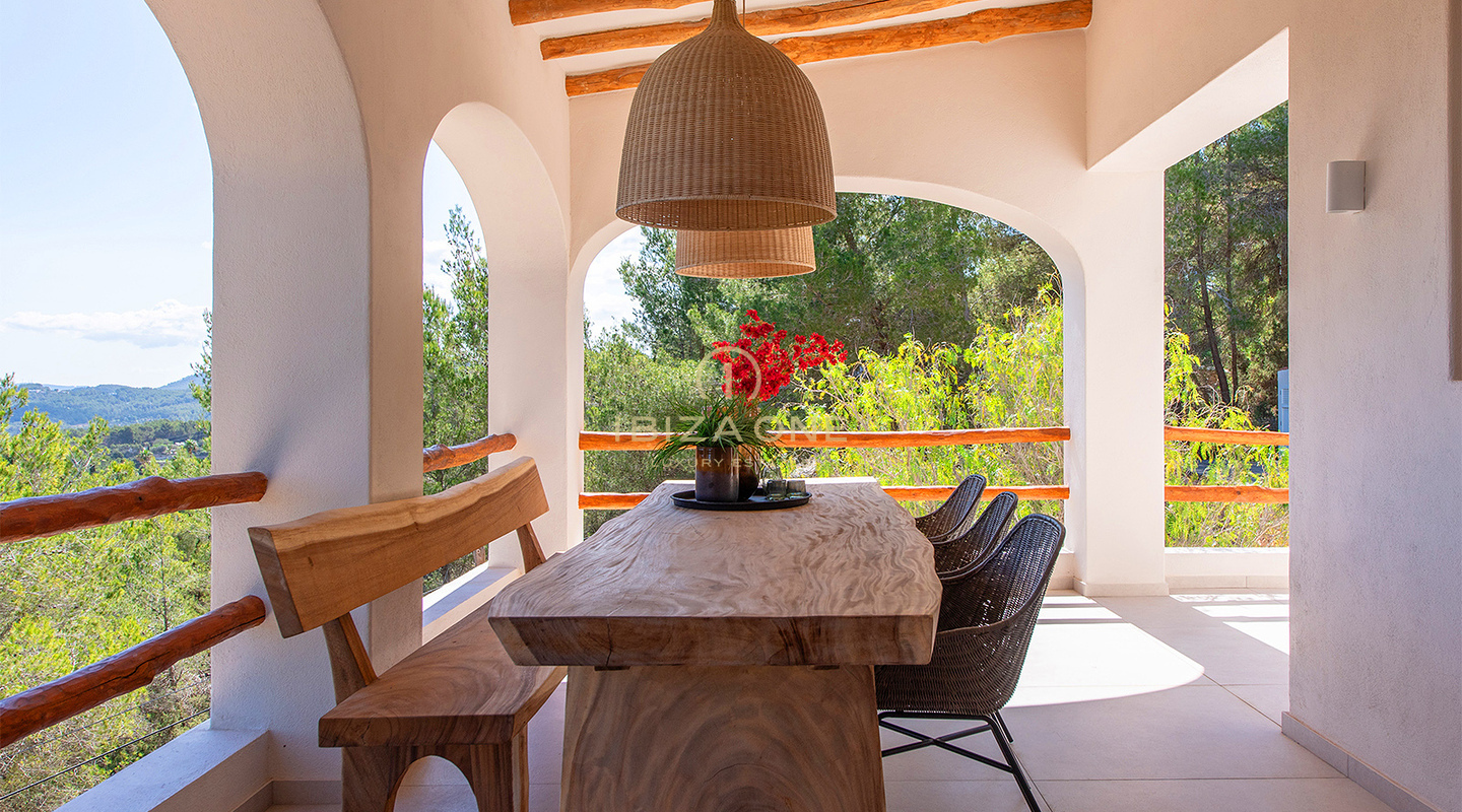 Onlangs gerenoveerde luxe villa met groot zwembad en mooi uitzicht op de vallei en de zee te koop, Ibiza