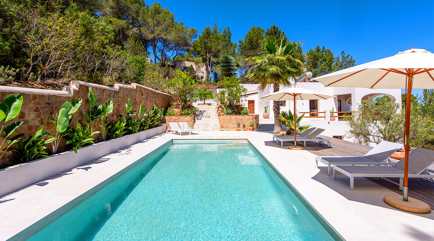 Onlangs gerenoveerde luxe villa met groot zwembad en mooi uitzicht op de vallei en de zee te koop, Ibiza