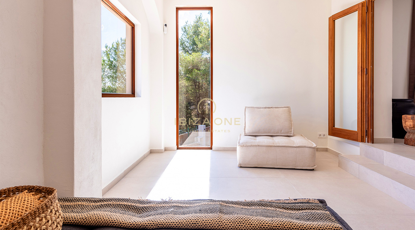 Villa de lujo recientemente renovada con gran piscina y bonitas vistas al valle y al mar en venta, Ibiza