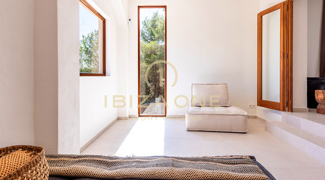 Onlangs gerenoveerde luxe villa met groot zwembad en mooi uitzicht op de vallei en de zee te koop, Ibiza