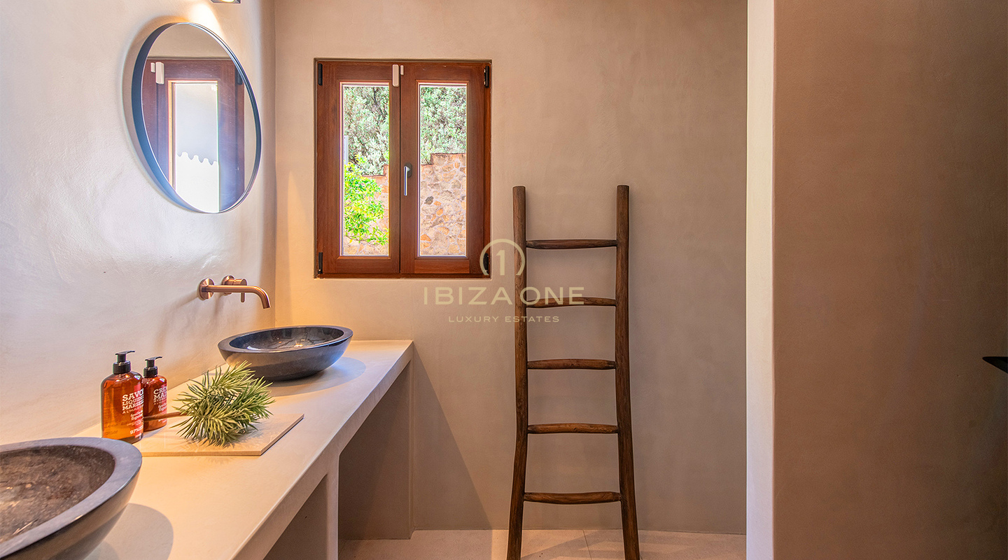 Onlangs gerenoveerde luxe villa met groot zwembad en mooi uitzicht op de vallei en de zee te koop, Ibiza