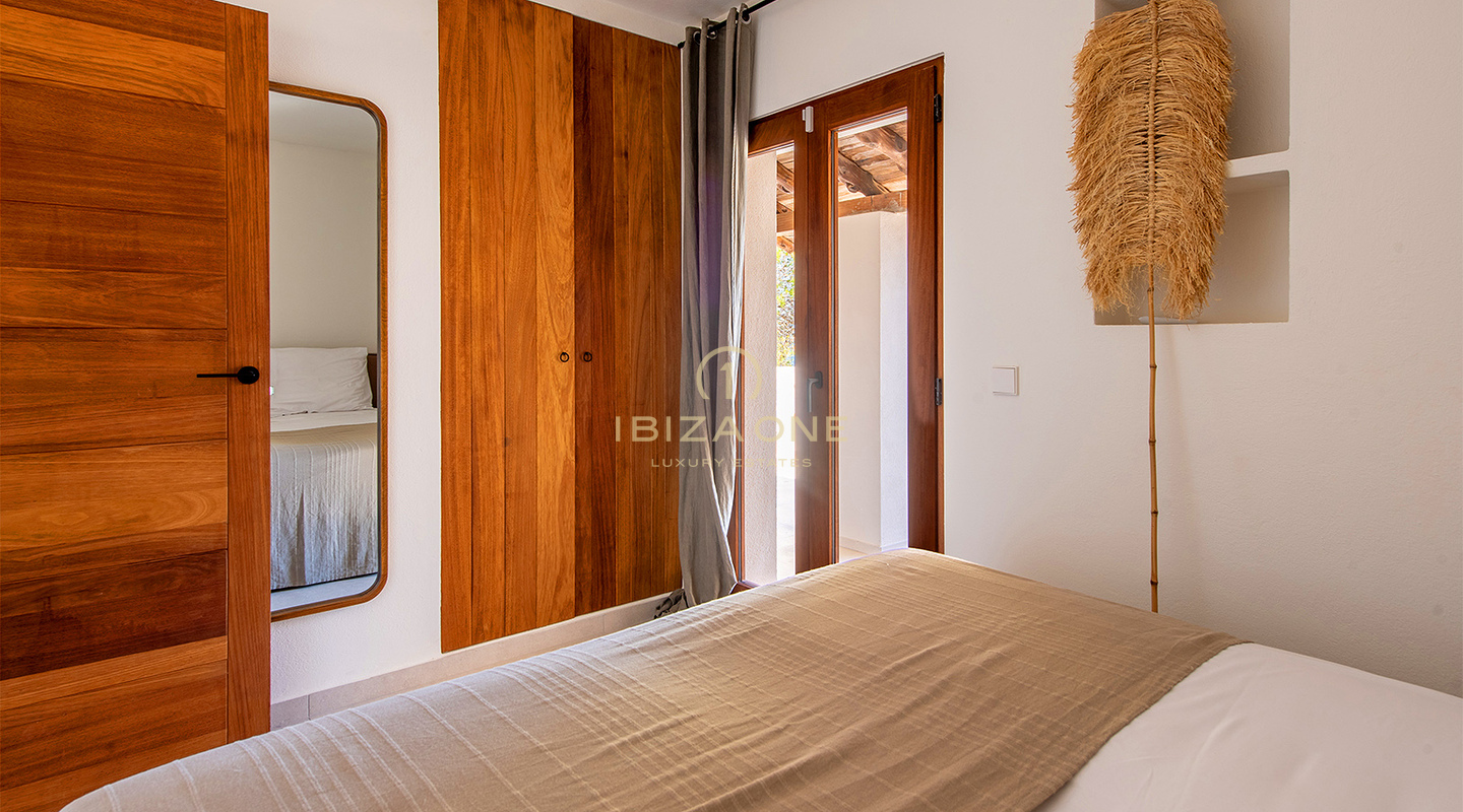 Villa de luxe récemment rénovée avec grande piscine et belle vue sur la vallée et la mer à vendre, Ibiza