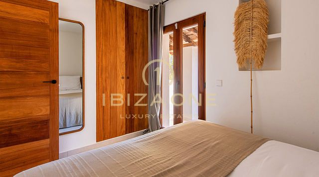 Villa de luxe récemment rénovée avec grande piscine et belle vue sur la vallée et la mer à vendre, Ibiza