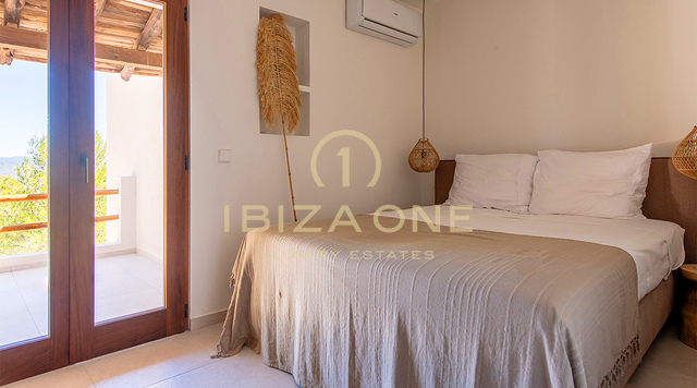 Onlangs gerenoveerde luxe villa met groot zwembad en mooi uitzicht op de vallei en de zee te koop, Ibiza