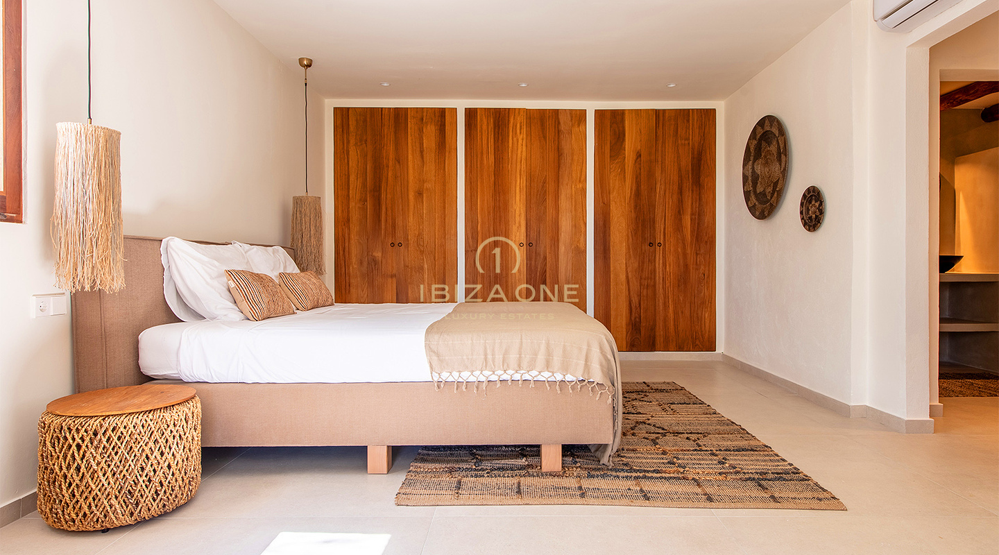 Onlangs gerenoveerde luxe villa met groot zwembad en mooi uitzicht op de vallei en de zee te koop, Ibiza