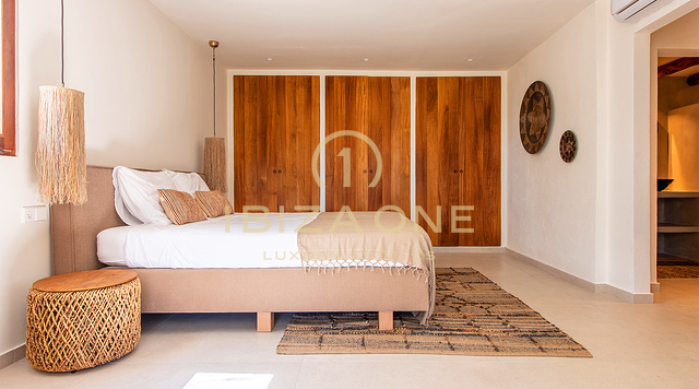 Onlangs gerenoveerde luxe villa met groot zwembad en mooi uitzicht op de vallei en de zee te koop, Ibiza