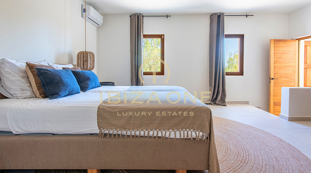Kürzlich renovierte Luxusvilla mit großem Swimmingpool und schönem Tal- und Meerblick zu verkaufen, Ibiza