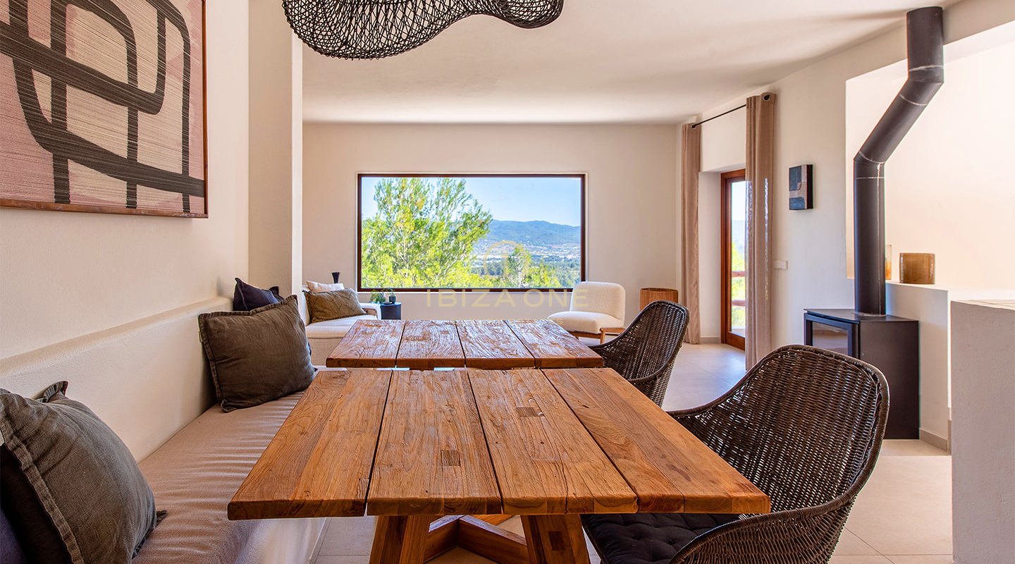 Villa de luxe récemment rénovée avec grande piscine et belle vue sur la vallée et la mer à vendre, Ibiza
