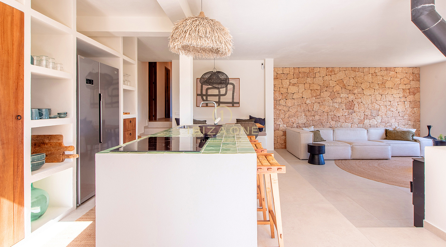 Onlangs gerenoveerde luxe villa met groot zwembad en mooi uitzicht op de vallei en de zee te koop, Ibiza
