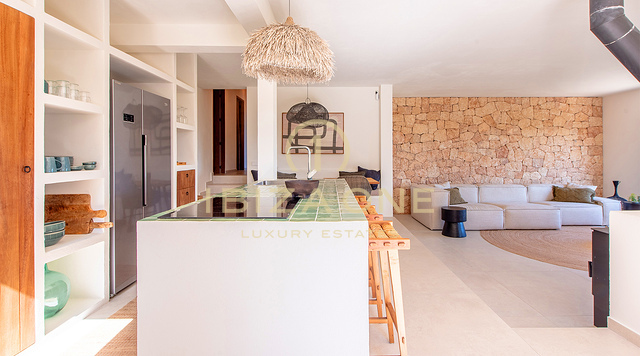 Onlangs gerenoveerde luxe villa met groot zwembad en mooi uitzicht op de vallei en de zee te koop, Ibiza