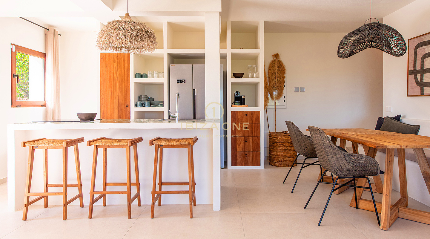 Villa de luxe récemment rénovée avec grande piscine et belle vue sur la vallée et la mer à vendre, Ibiza