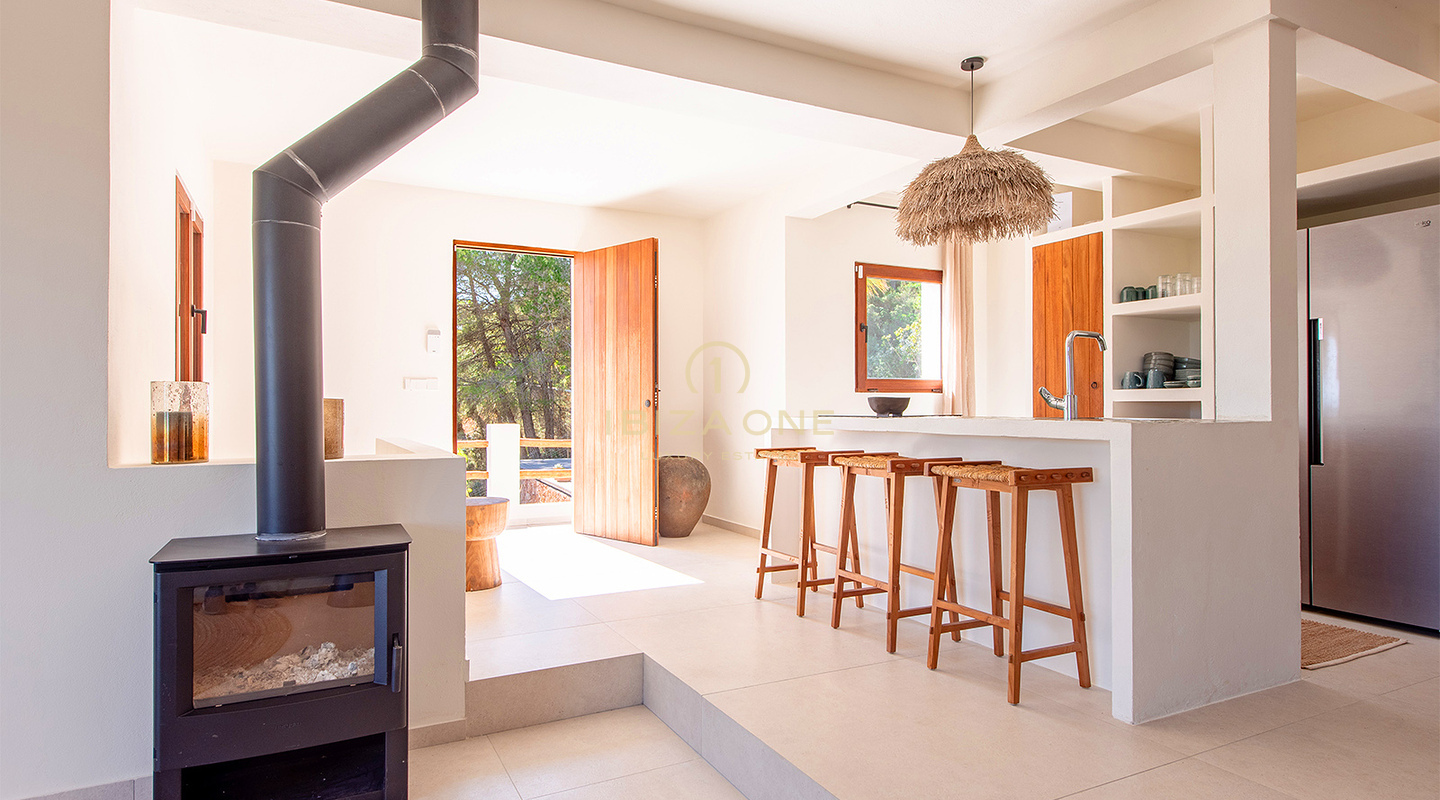 Villa de luxe récemment rénovée avec grande piscine et belle vue sur la vallée et la mer à vendre, Ibiza