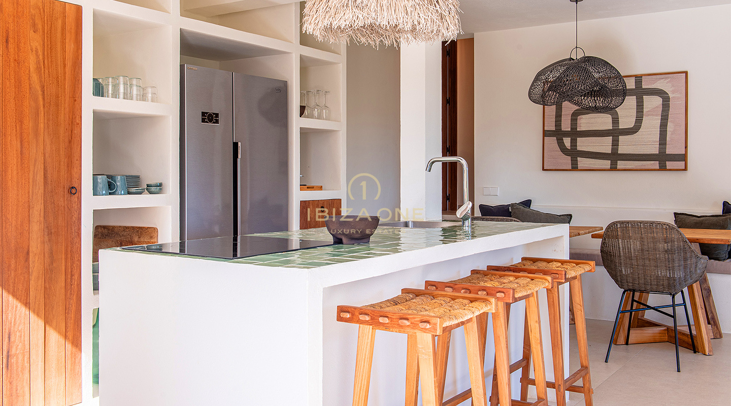 Villa de luxe récemment rénovée avec grande piscine et belle vue sur la vallée et la mer à vendre, Ibiza