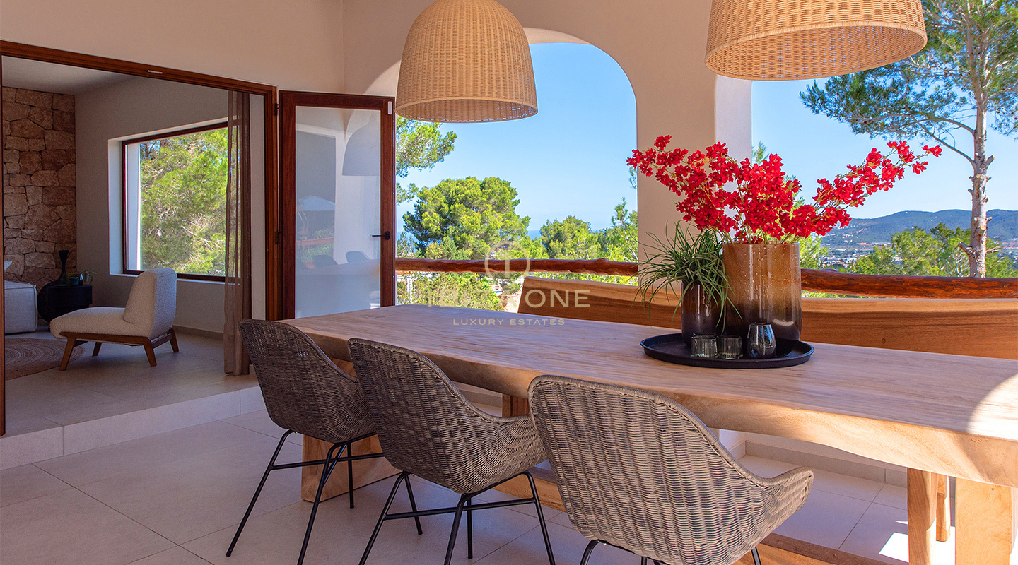 Onlangs gerenoveerde luxe villa met groot zwembad en mooi uitzicht op de vallei en de zee te koop, Ibiza