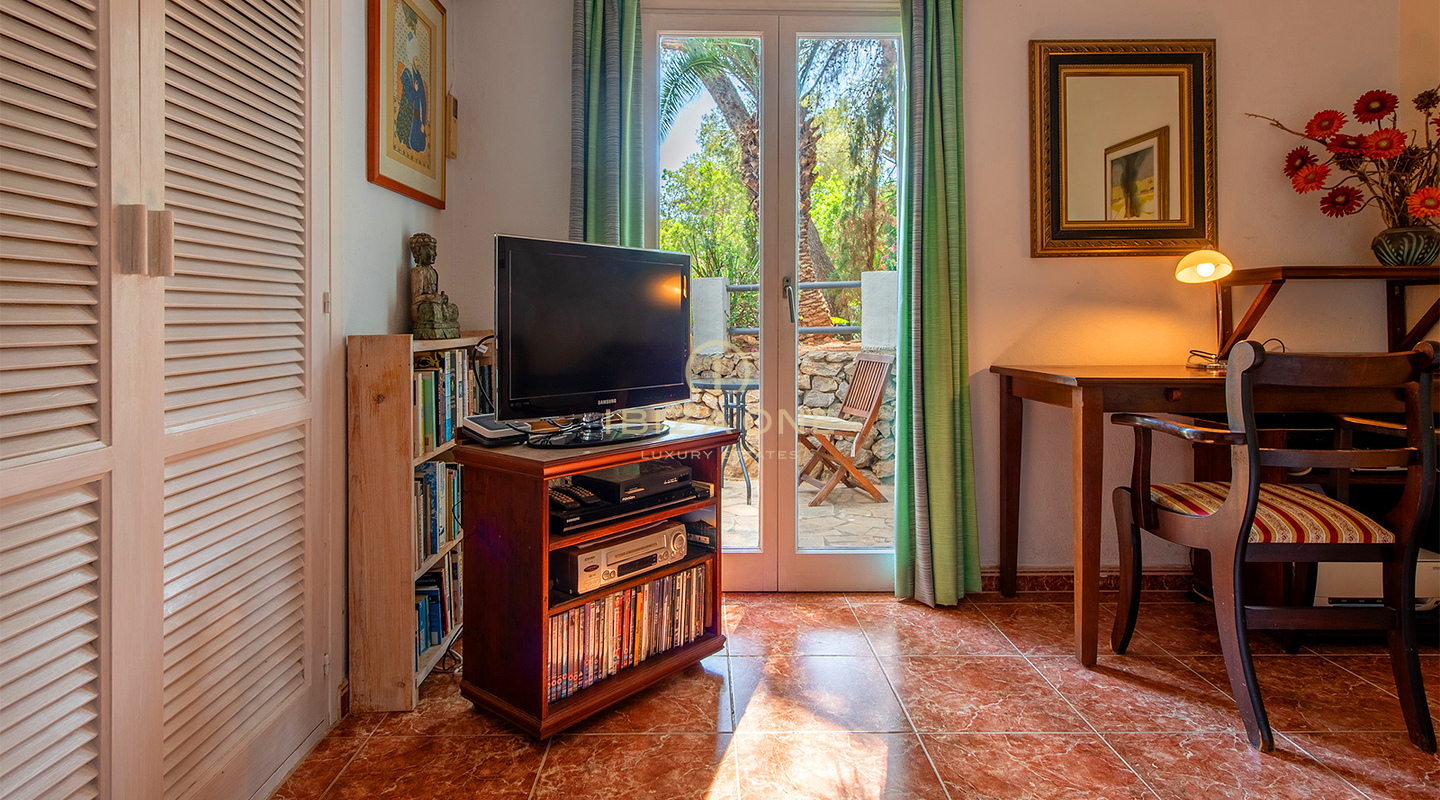 Charmante luxe villa met prachtig uitzicht en apart appartement te koop, Ibiza