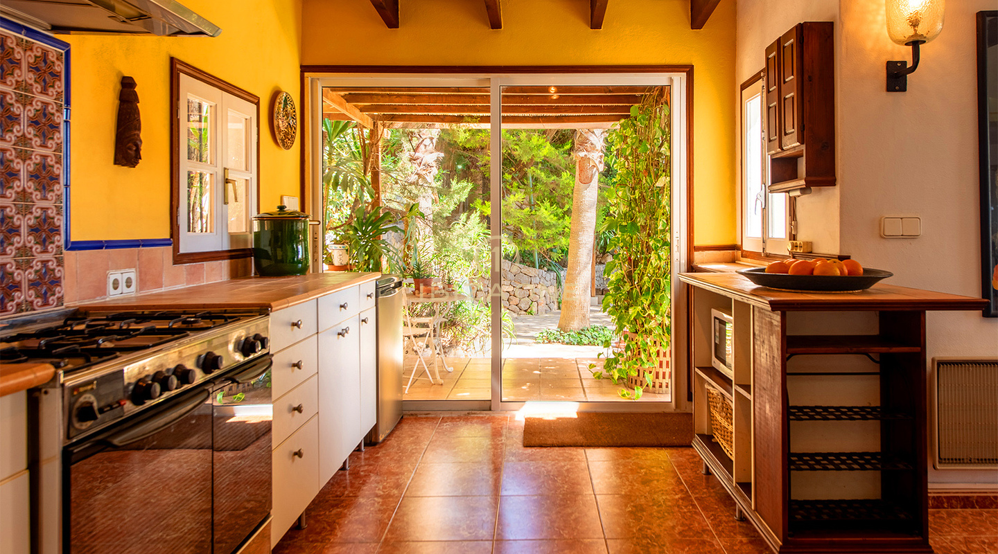 Charmante luxe villa met prachtig uitzicht en apart appartement te koop, Ibiza