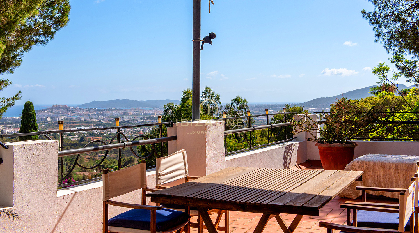 Incantevole villa di lusso con vista mozzafiato e appartamento separato in vendita, Ibiza