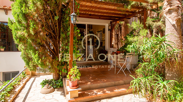 Charmante luxe villa met prachtig uitzicht en apart appartement te koop, Ibiza