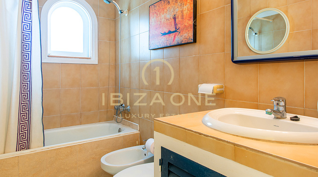 Charmante Luxusvilla mit atemberaubender Aussicht und separater Wohnung zu verkaufen, Ibiza