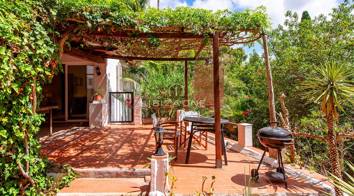 Charmante Luxusvilla mit atemberaubender Aussicht und separater Wohnung zu verkaufen, Ibiza
