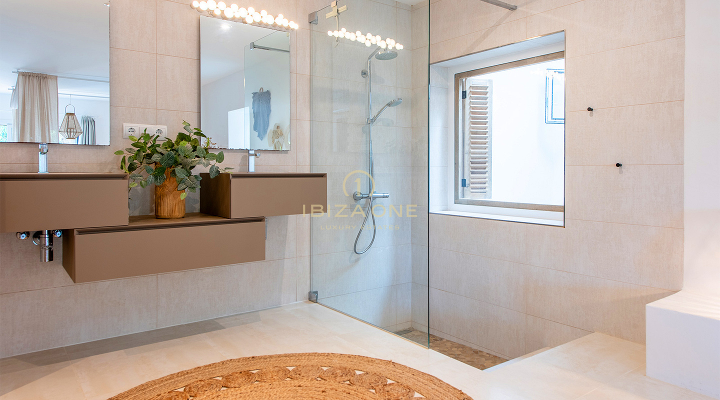 Lujosa y espectacular villa en la prestigiosa y segura urbanización Can Furnet en venta, Ibiza