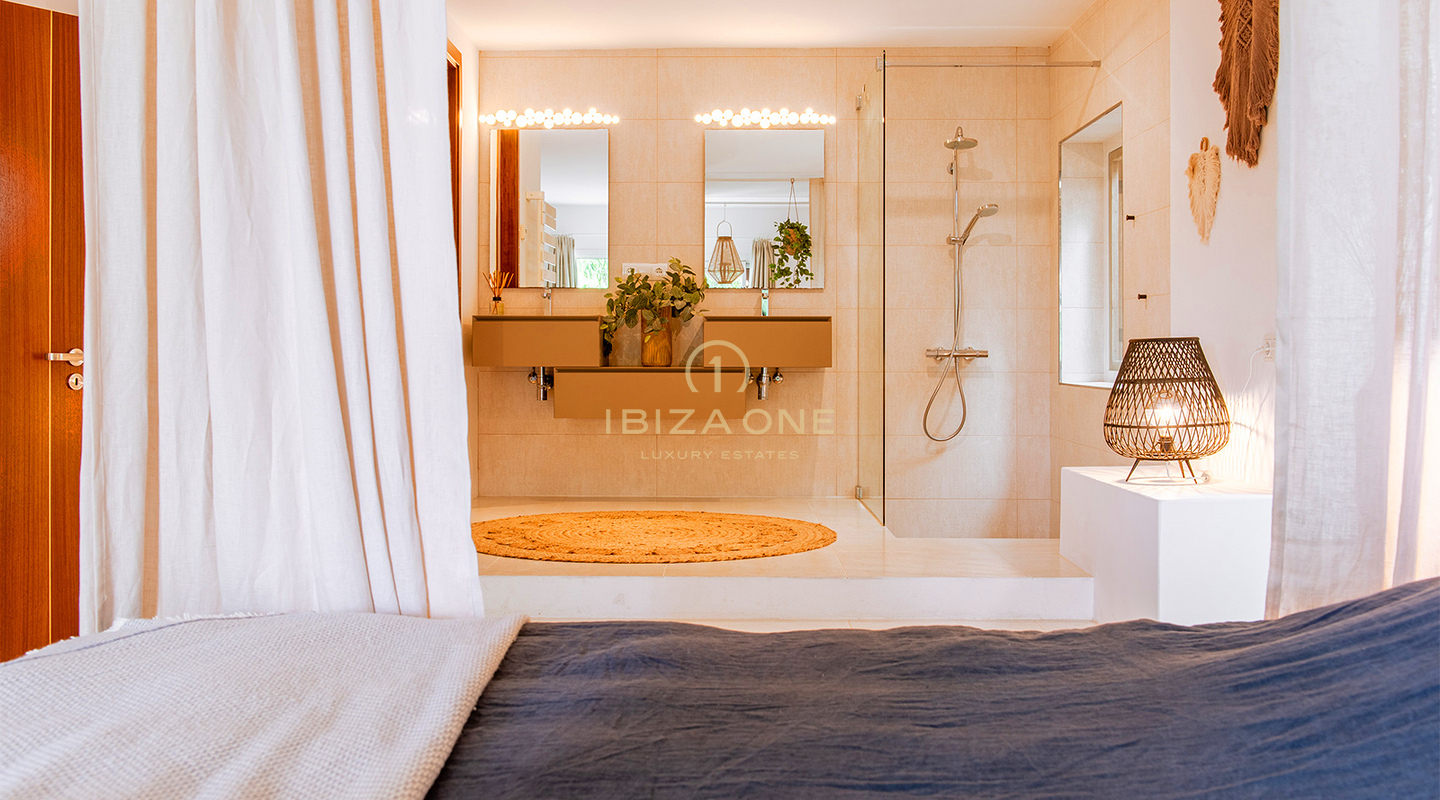 Luxe en spectaculaire villa in de prestigieuze en veilige urbanisatie Can Furnet te koop, Ibiza