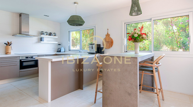 Lujosa y espectacular villa en la prestigiosa y segura urbanización Can Furnet en venta, Ibiza