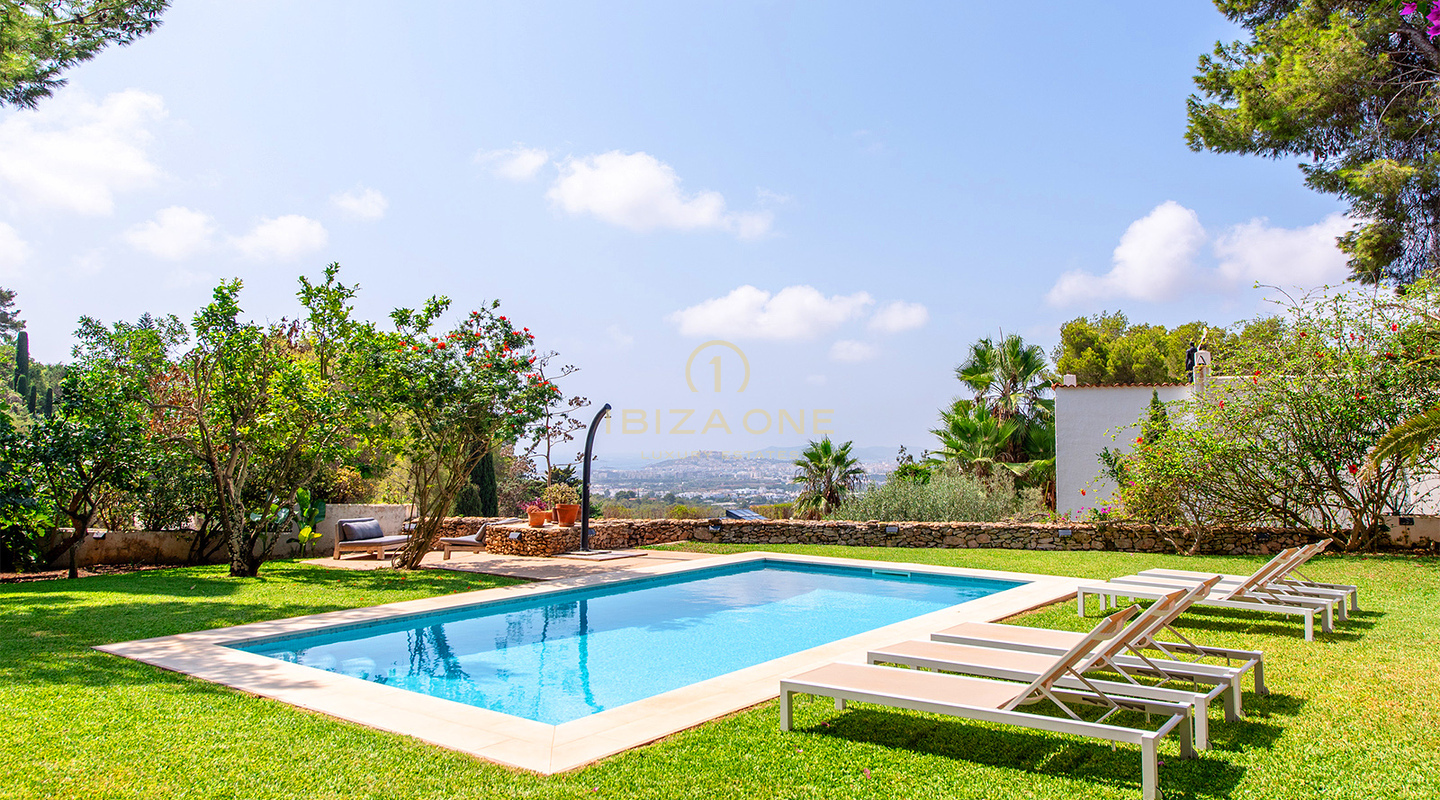 Lujosa y espectacular villa en la prestigiosa y segura urbanización Can Furnet en venta, Ibiza
