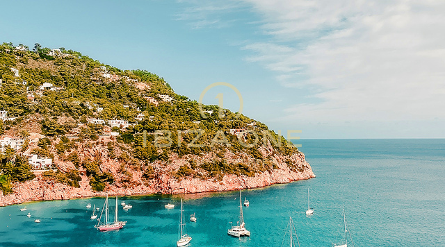 Moderno ático de lujo con piscina y jardín a poca distancia de la playa en venta, Ibiza