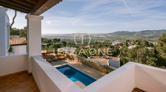 Ruime en elegante luxe villa met panoramisch uitzicht in Can Furnet te koop, Ibiza