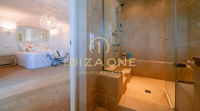 Ruime en elegante luxe villa met panoramisch uitzicht in Can Furnet te koop, Ibiza