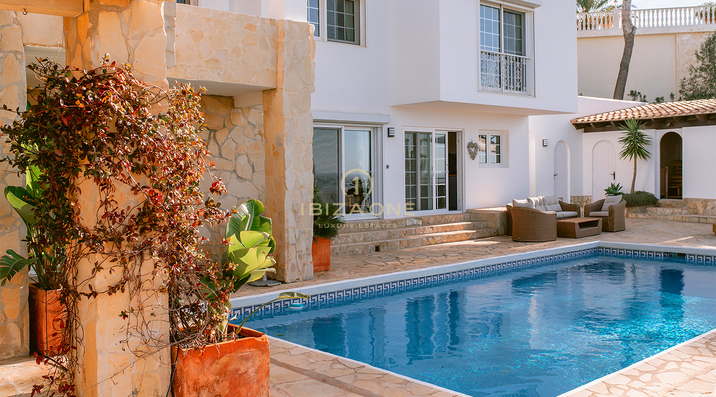 Ruime en elegante luxe villa met panoramisch uitzicht in Can Furnet te koop, Ibiza