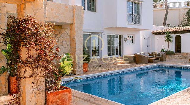Ruime en elegante luxe villa met panoramisch uitzicht in Can Furnet te koop, Ibiza