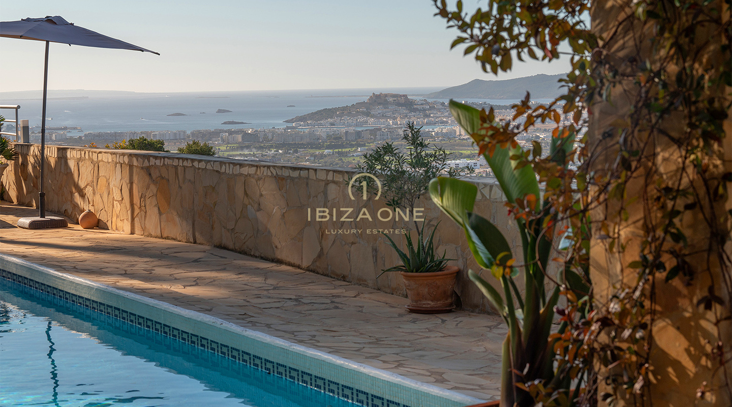 Spacieuse et élégante villa de luxe avec vue panoramique à vendre à Can Furnet, Ibiza