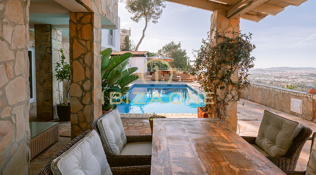 Amplia y elegante villa de lujo con vistas panorámicas en Can Furnet en venta, Ibiza