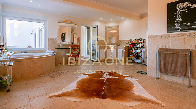 Ruime en elegante luxe villa met panoramisch uitzicht in Can Furnet te koop, Ibiza